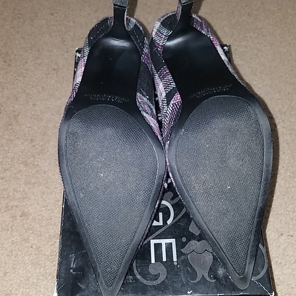 Pointy toed plaid pumps - Picture 4 of 6